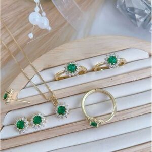 Elegant Gold and Green Jewelry Set 3 pc